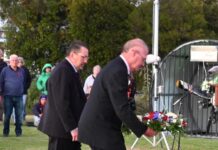 Hundreds attend lakeside service