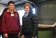 Governor visits Meningie students