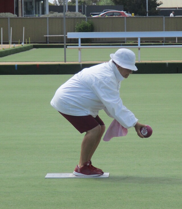 Fitting end for ladies’ bowls